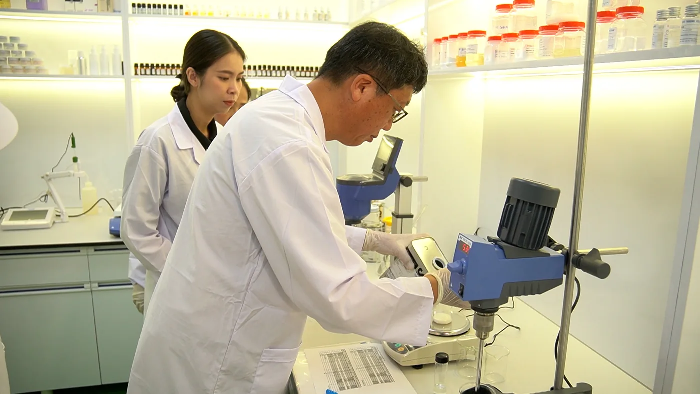 Quan sát mẫu trên bàn thiết bị nghiên cứu mỹ phẩm