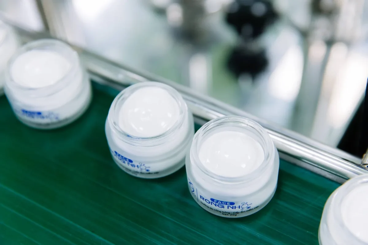 Hũ đựng kem trên băng chuyền tại khu vực sản xuất