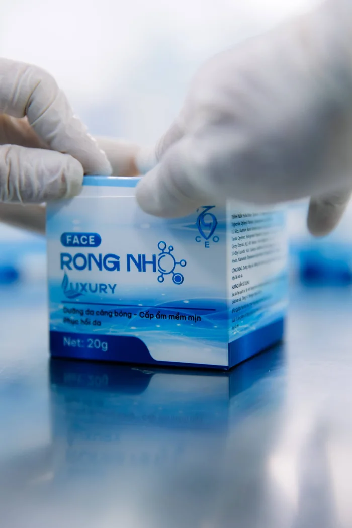 Thao tác đóng nắp hộp giấy mỹ phẩm đã in