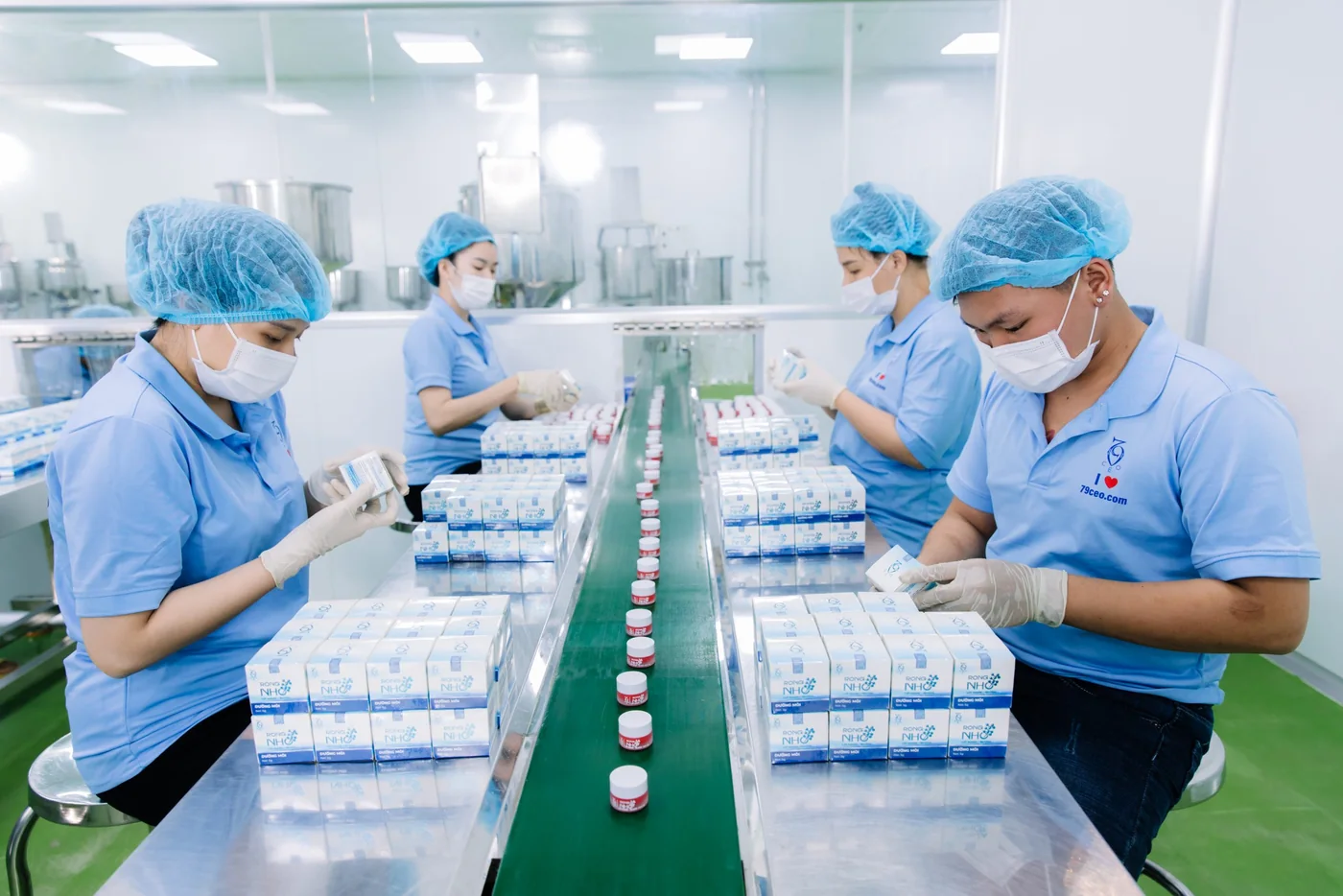 Mẫu thử và lô sản xuất đầu tiên: những điểm cần đối chiếu 1 Nhân sự thao tác với các sản phẩm trên dây chuyền đóng gói