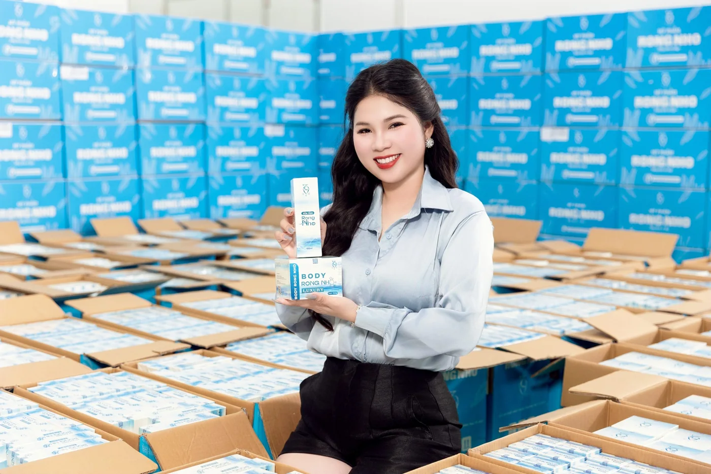 Các thùng hàng và hộp mỹ phẩm được sắp xếp trong khu vực tập kết
