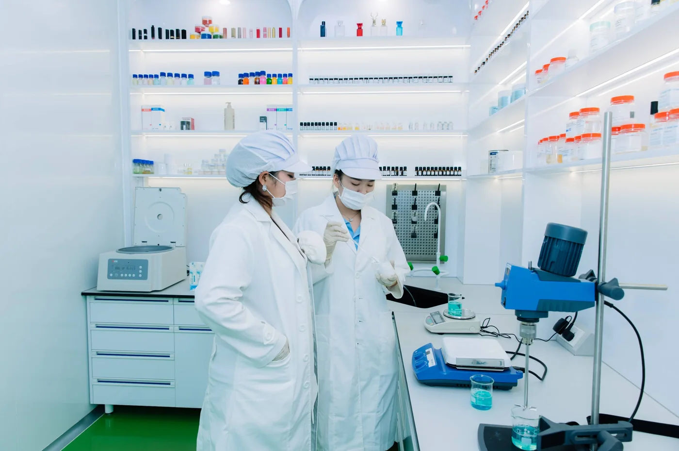 Nhân sự làm việc bên thiết bị trong phòng nghiên cứu mỹ phẩm