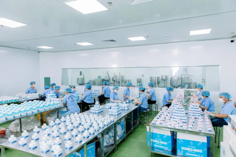 Toàn cảnh khu vực sản xuất và đóng gói mỹ phẩm